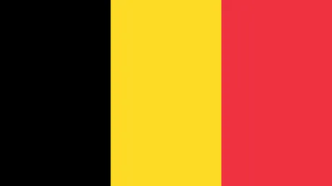 银辉闪耀，午夜盛典前惊喜揭晓：银月城璀璨亮相、猎影物资狂撒！